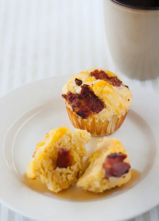 Bacon and Egg Cornbread Muffins - www.platingpixels.com