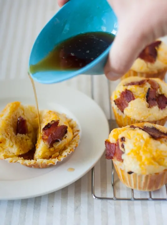 Bacon and Egg Cornbread Muffins - www.platingpixels.com