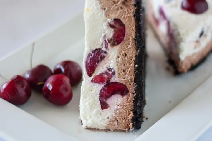 No-Bake Chocolate Cherry Cheesecake - www.platingpixels.com
