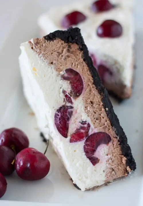 No-Bake Chocolate Cherry Cheesecake - www.platingpixels.com