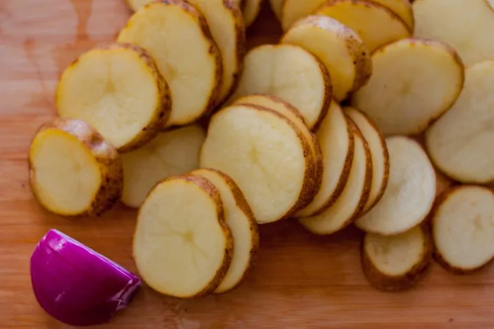Roasted Onion and Parmesan Baked Potato Chips - www.platingpixels.com