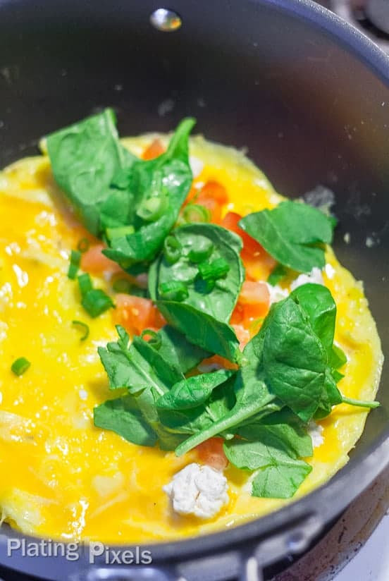 How to Make the Perfect Spinach and Goat Cheese Omelet - www.platingpixels.com