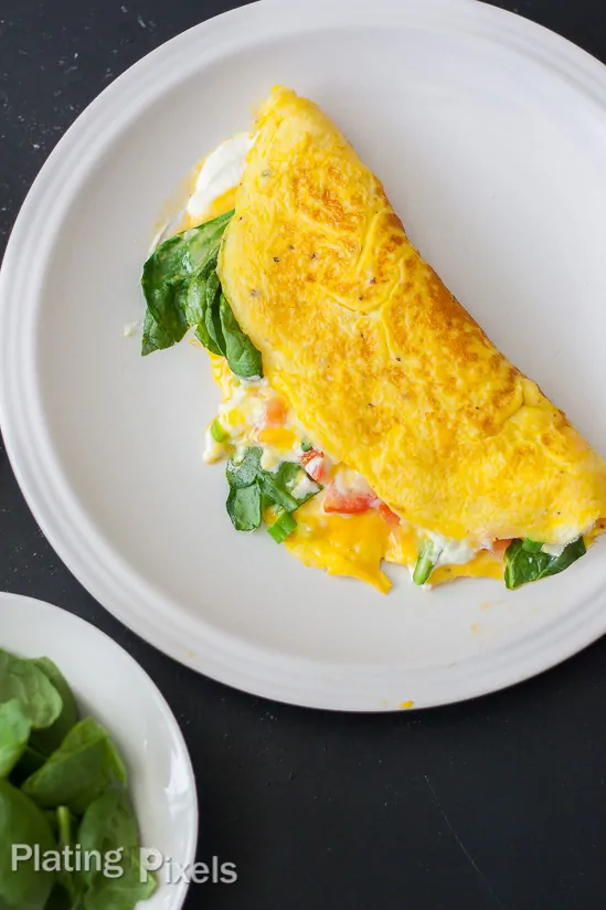 How to Make the Perfect Spinach and Goat Cheese Omelet - www.platingpixels.com