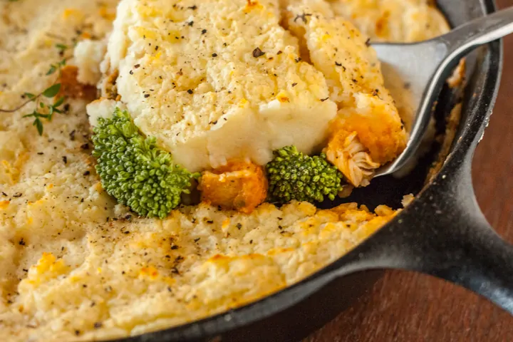 Cheddar and Broccoli Skillet Chicken Sheppard’s Pie - www.platingpixels.com
