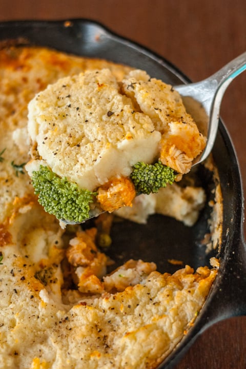 Cheddar and Broccoli Skillet Chicken Shepherd's Pie - www.platingpixels.com