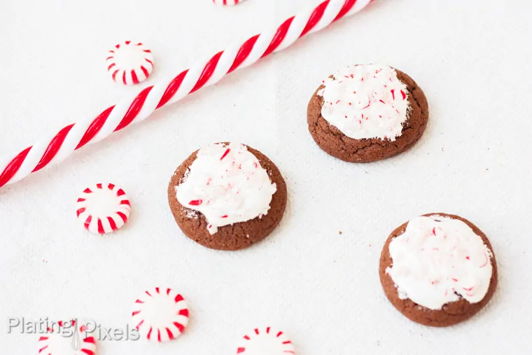 Spiced Hot Chocolate Peppermint Cookies - www.platingpixels.com