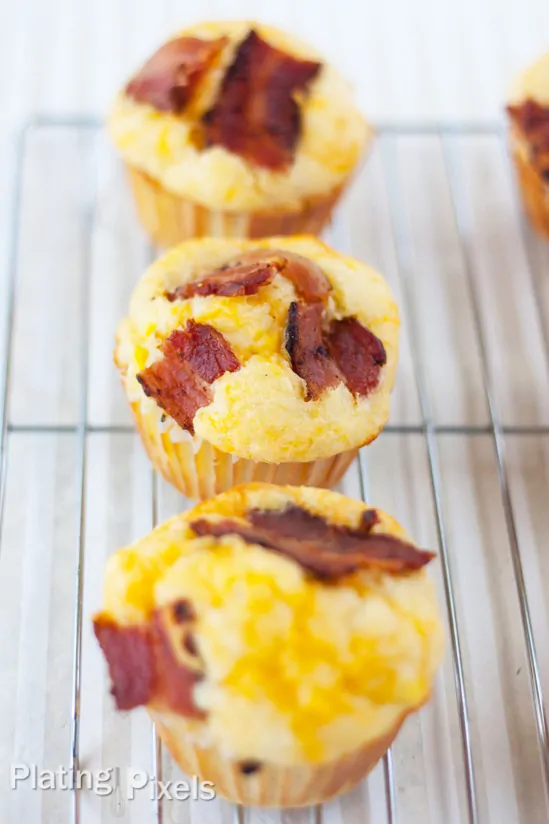 Bacon and Egg Cornbread Muffins - www.platingpixels.com