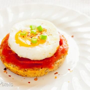 Sunny-Side Up Egg and Pizza Breakfast Muffins - www.platingpixels.com