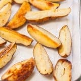 How to Bake Potato Wedges - Crispy Roasted Potato Wedges - www.platingpixels.com