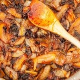 How to Caramelize Onions - www.platingpixels.com