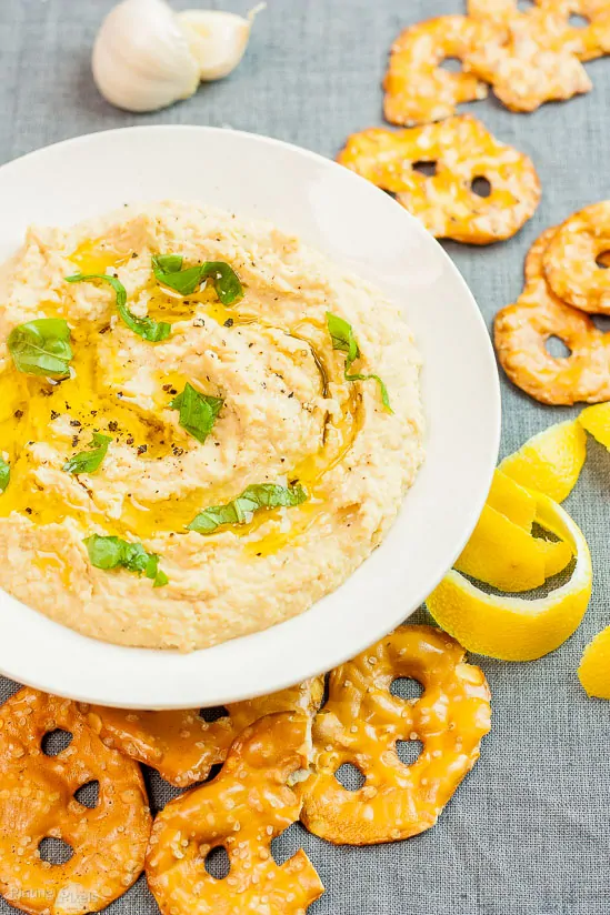 Best Easy Homemade Hummus recipe - www.platingpixels.com