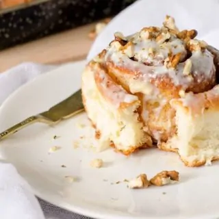 Homemade Cinnamon Rolls - www.platingpixels.com