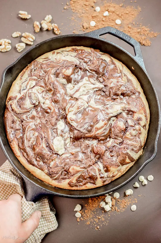 Marbled Skillet Brownie Cake recipe - www.platingpixels.com