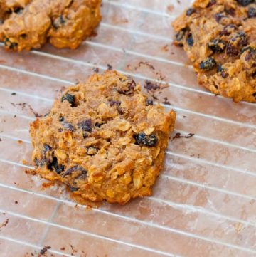 Healthy Vegan Peanut Butter Breakfast Cookies recipe - www.platingpixels.com