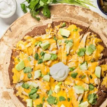 Healthy Mexican Style Pizza with Chicken recipe - www.platingpixels.com