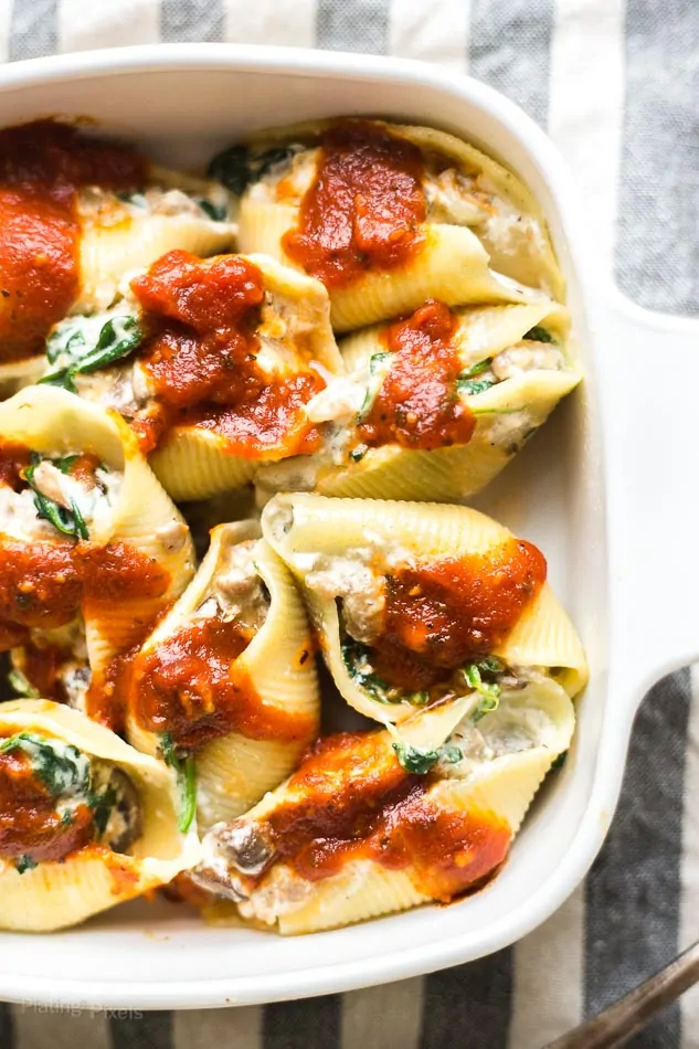 Sausage, Spinach and Ricotta Stuffed Pasta Shells recipe - www.platingpixels.com