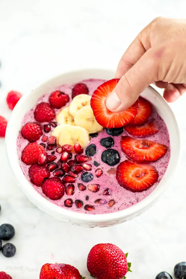 How to make Pomegranate and Berry High-Protein Smoothie Bowls - platingpixels.com